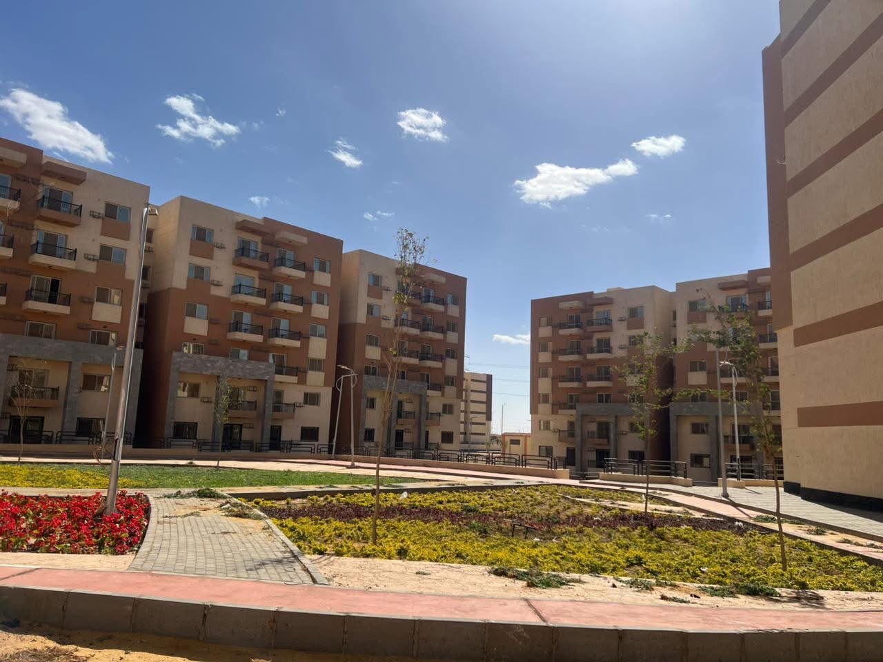 مساحة داخلية بين العمارات في كمبوند حكايات