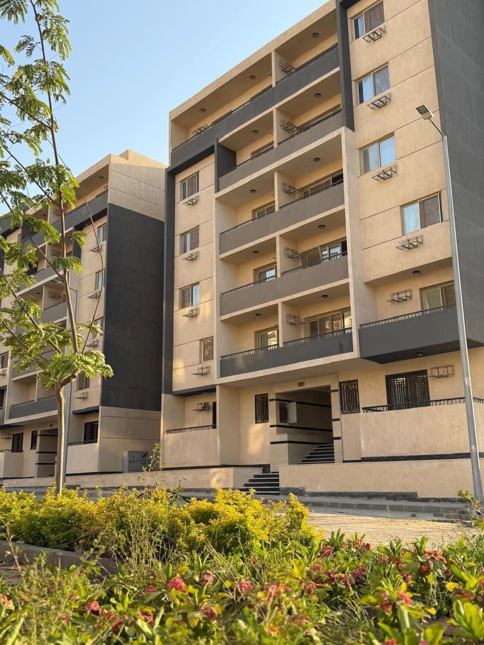 واجهة العمارات والشرفات في كمبوند حكايات